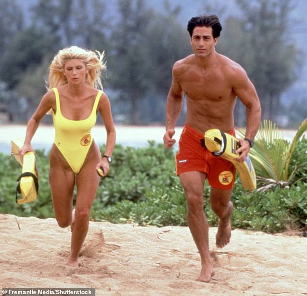 شوهد مع أحد الممثلين المشاركين في مسلسل Baywatch Hawaii
