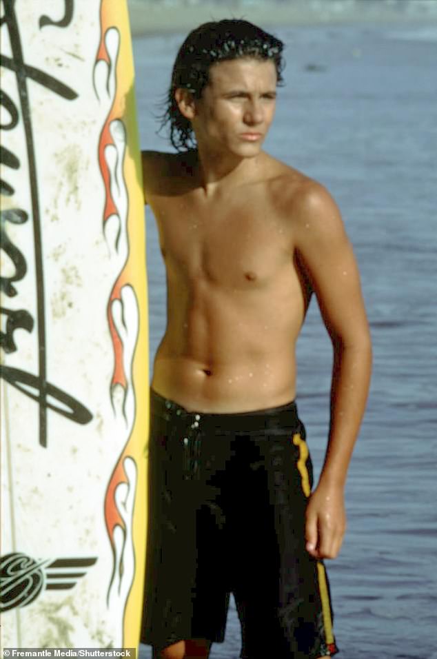 كشف جاكسون، 43 عامًا، الذي لعب دور هوبي، ابن ميتش بوكانان (ديفيد هاسلهوف) في المسلسل من سن 10 إلى 19 عامًا، أنه كان يشم ملابس السباحة المتسخة التي يرتديها زملاؤه في العمل بعد يوم من التصوير.