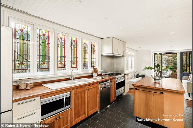 تم بناء الطابق الأرضي للترفيه مع مساحات معيشة كبيرة جدًا تشغل المستوى بالكامل، بما في ذلك المطبخ ومنطقة تناول الطعام