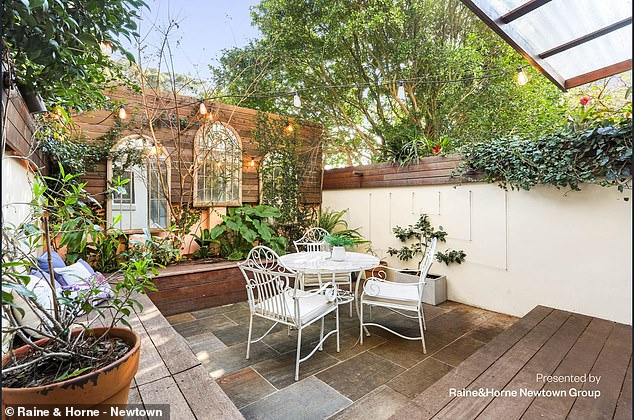 يتدفق هذا إلى السطح الخارجي والفناء في الخلف، مع وجود شارع كينج على بعد 240 مترًا فقط