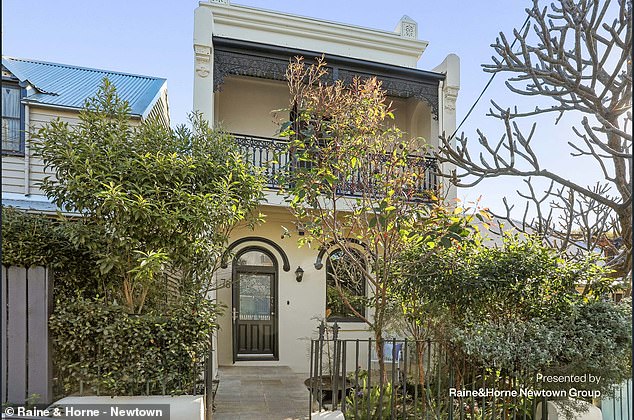 سيستمر مغني فرقة ويتلام في العيش في نيوتن في الغرب الداخلي لكنه قرر الآن الانتقال إلى منزل أصغر