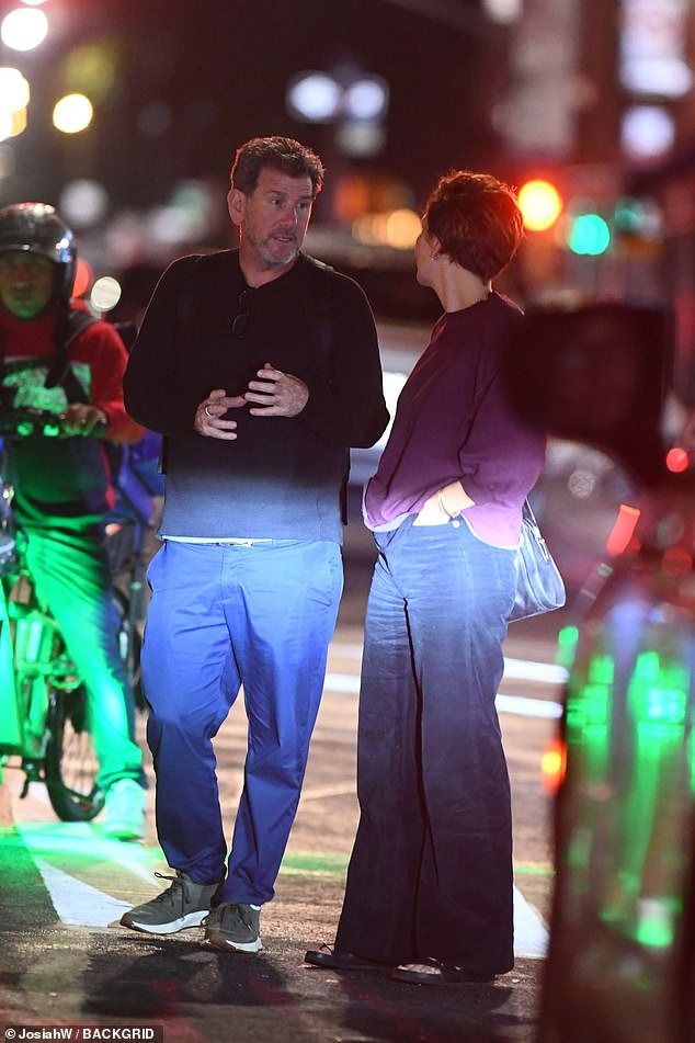 قامت بقص شعرها البني على شكل بيكسي في المساء