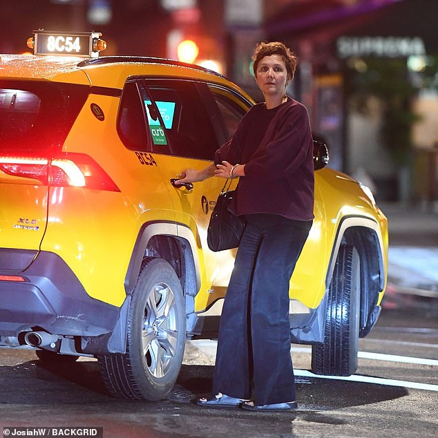 كما حملت نجمة الفيلم حقيبة يد متطابقة وأضافت إلى ملابسها عقدًا بسيطًا من الألماس