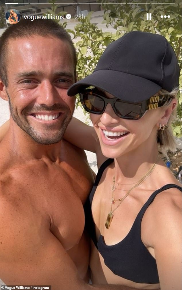 يأتي ذلك بعد أن نشرت Vogue بعض اللقطات الجميلة من رحلتهم على قصص Instagram يوم الثلاثاء قبل الجولة النهائية