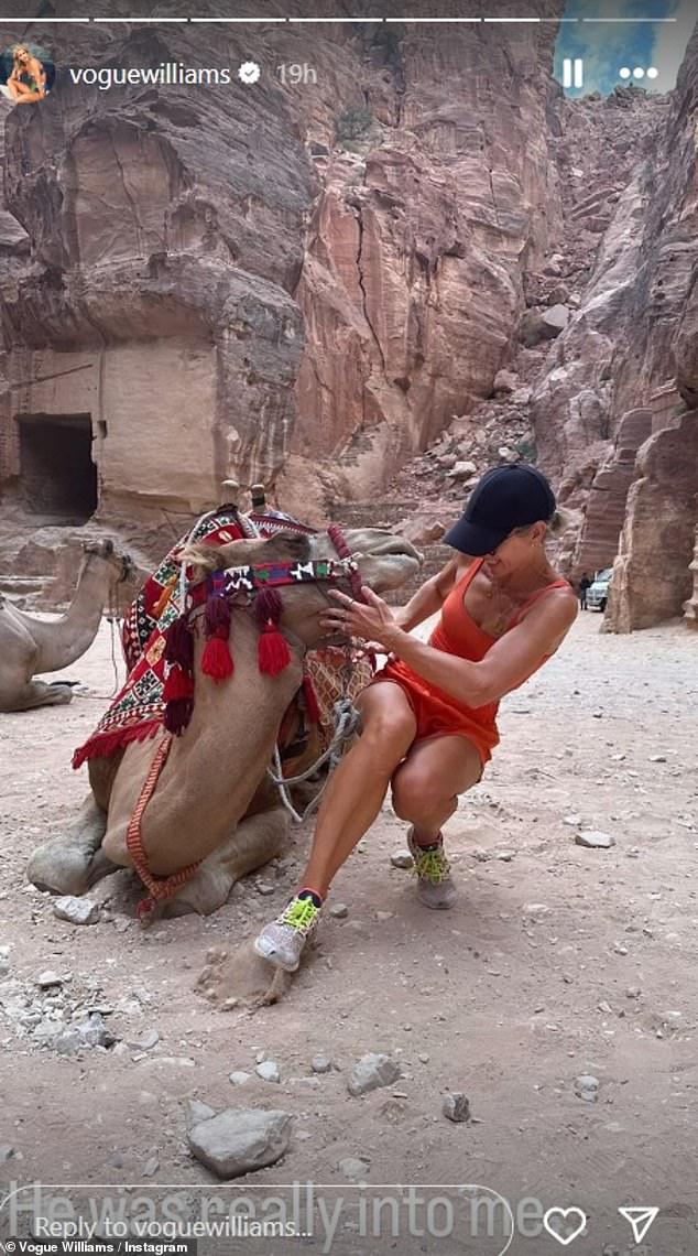 قرر الجمل محاولة ملامسة وجهها، مما دفع مجلة فوغ إلى التراجع مندهشة. وقالت مازحة: 