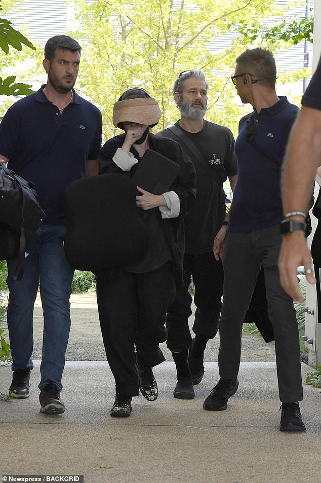 والدة جينا على الشاشة في فيلم Beetlejuice Beetlejuice، كما شوهدت وينونا رايدر، التي أعادت تمثيل دور ليديا، وهي تصل أيضًا لكنها أخفت وجهها تحت قبعة واقية من الشمس