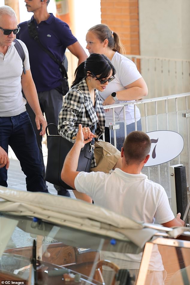 حصلت نجمة الأربعاء على يد المساعدة على متن قاربها لنقلها إلى محطتها الأولى