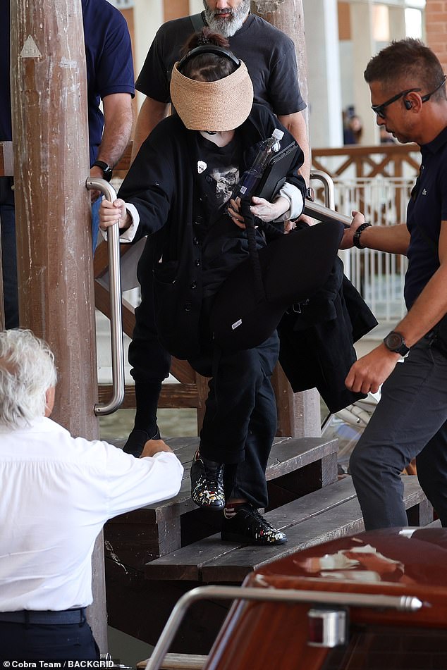 حصلت على يد المساعدة على الرصيف عندما توجهت إلى محطتها الأولى في اليوم