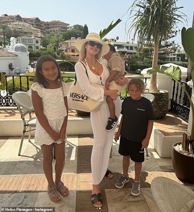 انفصلت نجمة كورنيشن ستريت السابقة، البالغة من العمر 34 عامًا، عن لاعب بريستول روفرز في عام 2022 بعد 13 عامًا وثلاثة أطفال ماتيلدا، 8 سنوات، ديليلة، 5 سنوات، وتشارلي، 3 سنوات.