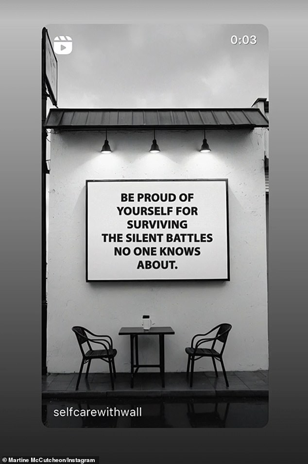 في محاولة للبقاء قوية، أشارت مارتين إلى صراعاتها الصامتة خلف الكواليس في قصة غامضة على إنستغرام