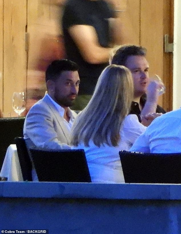 وسط صوت فيتو الداعم، خرج جيوفاني في نزهة أنيقة ببدلة بيج أثناء تناول العشاء مع الأصدقاء والعائلة هذا الأسبوع