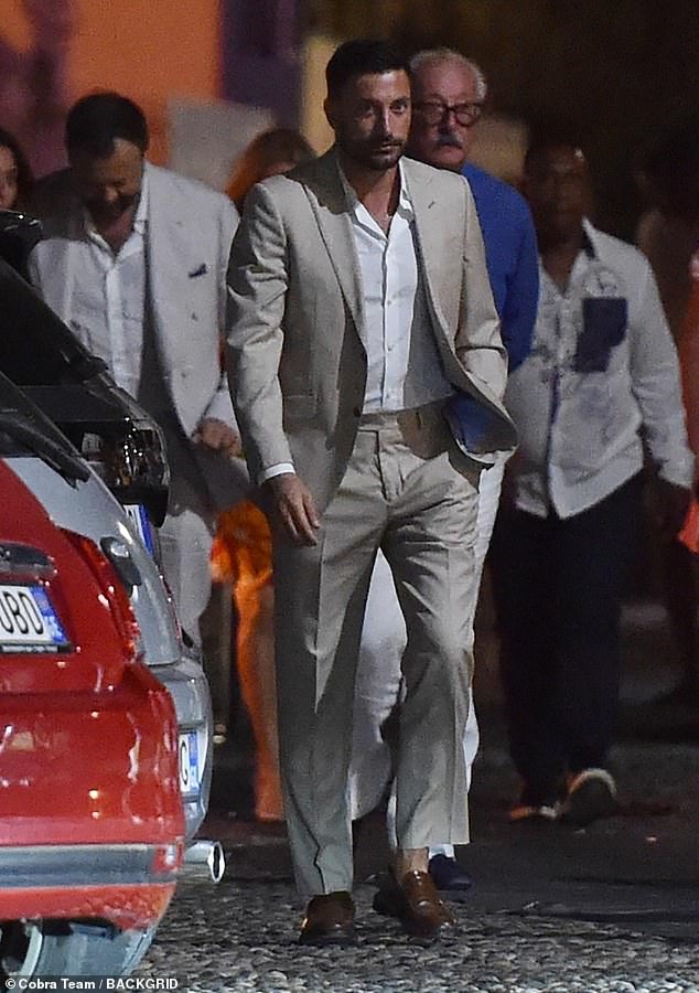 يقال إن فيتو يقف بجانب صديقه المقرب - الذي نشأ وهو يتنافس في مسابقات الرقص في إيطاليا معه - على الرغم من مزاعم التنمر التي واجهها هو وجيوفاني (في الصورة)