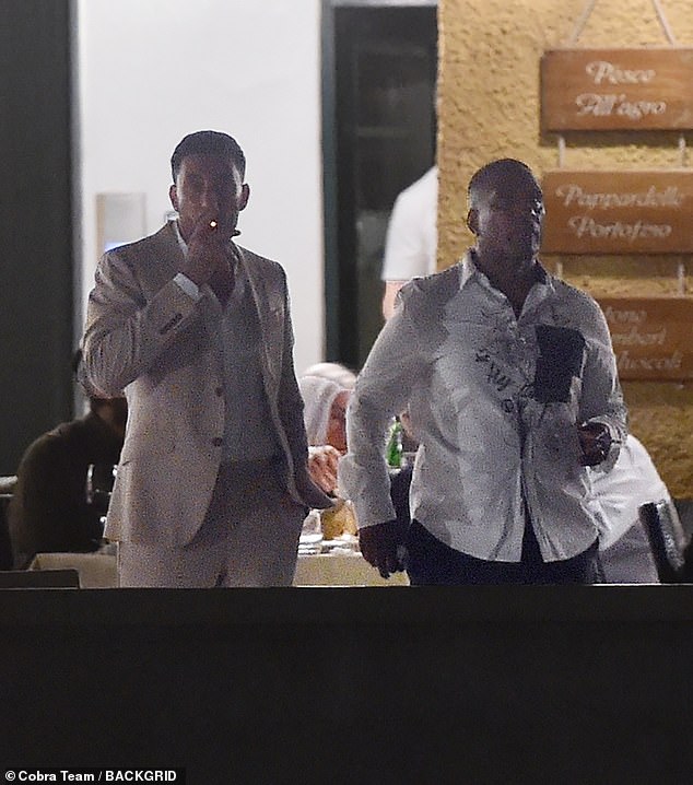 شوهد وهو يدخن سيجارة خارج مطعم كوانت في شوارع إيطاليا الرائعة