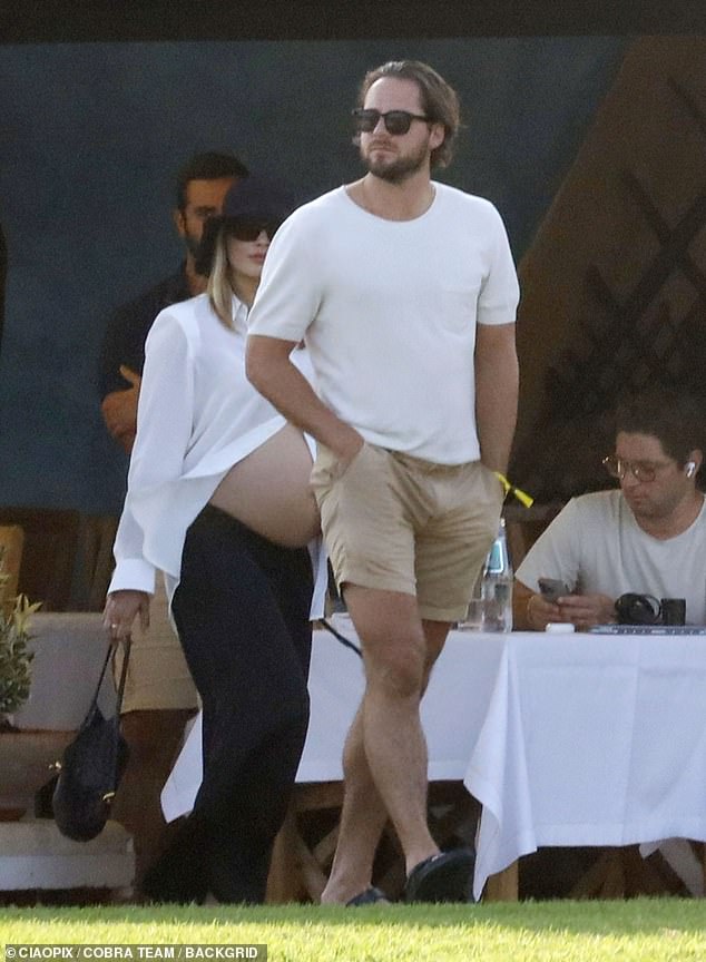 وفي الوقت نفسه، بدا توم أنيقًا في قميص أبيض وشورت شينو بيج، مع صندل أسود.