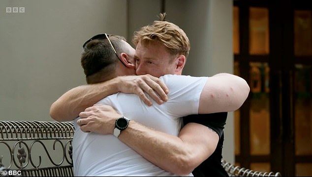 احتضن جوش بعد أن اعترف الشاب بأنه يجد صعوبة في التكيف مع الحياة في كولكاتا