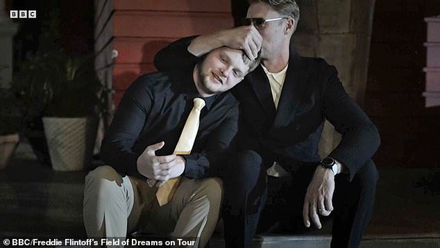 وتمكن من مواساة فين، الذي قال إنه شعر بأنه غير راضٍ عن مكانه في حفل عشاء فاخر أقامه نائب المفوض السامي البريطاني في كولكاتا.