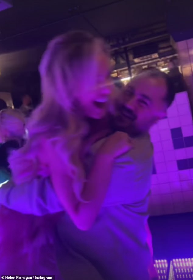 لم يمنع اللهب الجديد نجمة Corrie السابقة من الظهور في برنامج E4 حيث ورد أن الرؤساء قد كتبوا علاقتها بالمهاجم السابق في Morecambe في برنامج E4 لأول مرة في المسلسل (تم تصويرهما معًا في حفل عيد ميلاد هيلين الرابع والثلاثين)