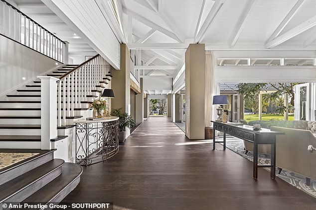 تم بناؤه في عام 2009 وصممه المهندس المعماري Ewald de Weerd على طراز 