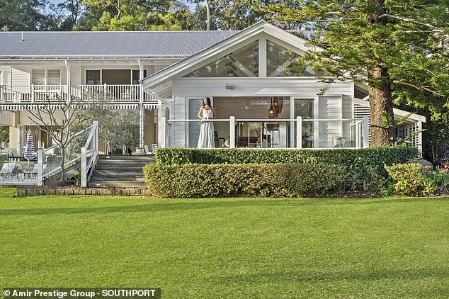 يقع المنزل الفاخر على قطعة أرض مساحتها 5000 متر مربع وسط محيط منعزل في أشمور، على بعد 6 كيلومترات من منطقة الأعمال المركزية في جولد كوست، ويضم سبع غرف نوم وخمسة حمامات (في الصورة)