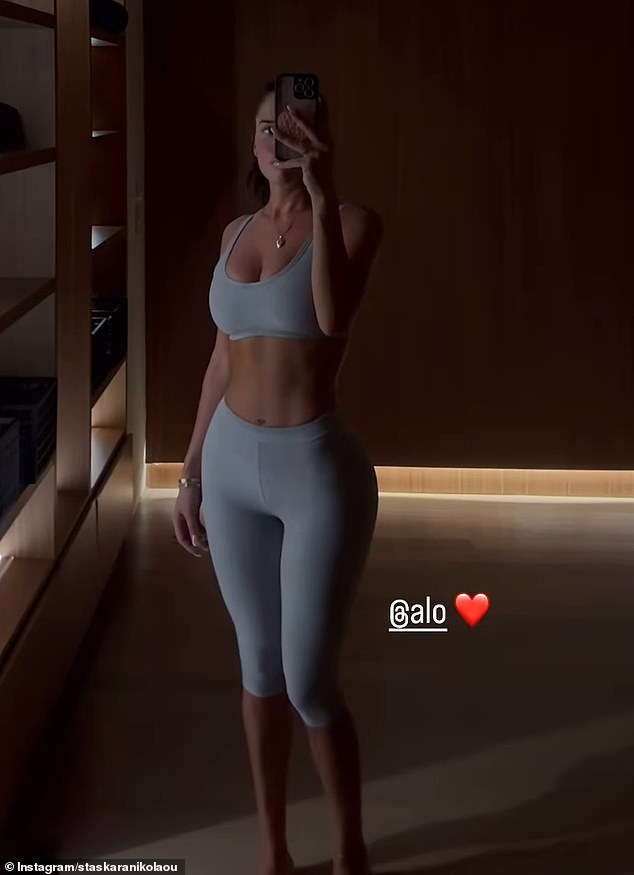 شاركت صورة شخصية لها بإضاءة خافتة ووضعت علامة على Alo، وأضافت رمزًا تعبيريًا لقلب أحمر