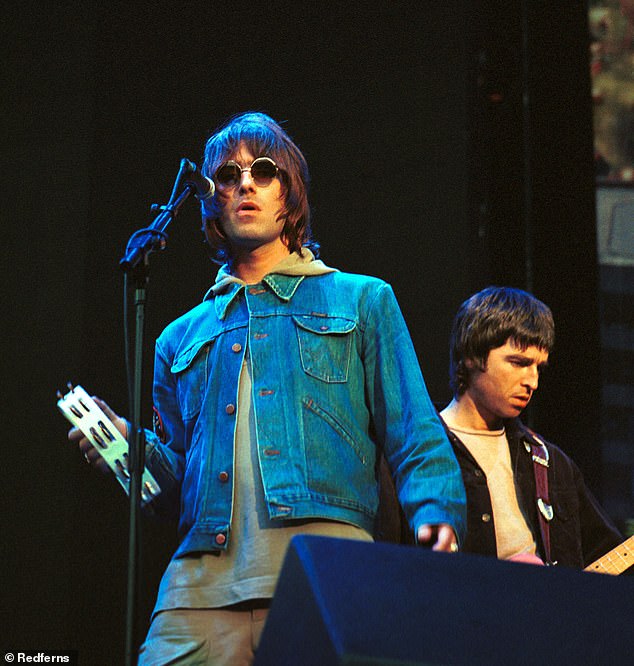 أثار مغني الروك البالغ من العمر 51 عامًا، إلى جانب شقيقه نويل البالغ من العمر 57 عامًا، جنون معجبي فرقة Oasis هذا الأسبوع عندما أعلنوا أخيرًا عن لم شملهم الذي طال انتظاره - بعد 15 عامًا من آخر أداء لهم معًا