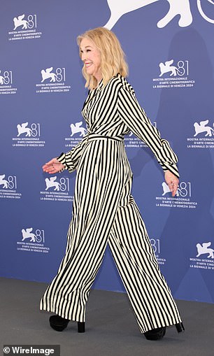 كانت ترتدي شعرها الأشقر في موجات فضفاضة