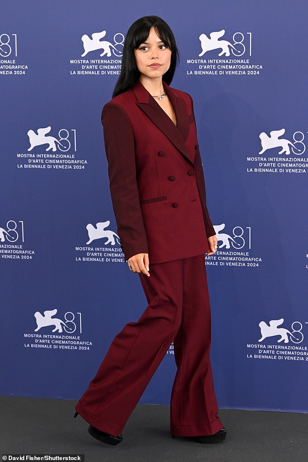 بدت الممثلة، البالغة من العمر 21 عامًا، رائعة في بدلة كستنائية اللون من تصميم بول سميث، والتي كانت تتميز بفتحة رقبة منخفضة وياقات أنيقة.