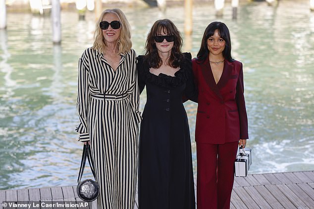 كاثرين أوهارا، من اليسار، ووينونا رايدر، وجينا أورتيجا يتظاهرون أمام المصورين