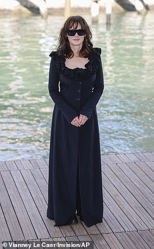 كانت ترتدي حذاءًا سميكًا مع المظهر