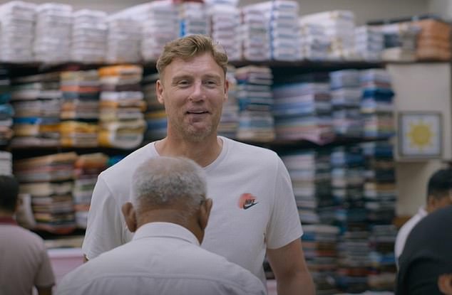 تمت دعوة فريدي وأفراد جناحه الصغار لحضور حفل فخم نظمه نائب المفوض السامي البريطاني في كولكاتا - حيث كان عليهم جميعًا ارتداء ملابس السهرة الرسمية