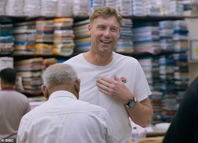 توجهوا إلى أحد أرقى الخياطين في المدينة وقام جميع الأولاد بخياطة بدلاتهم بالإضافة إلى بدلة لفريدي نفسه