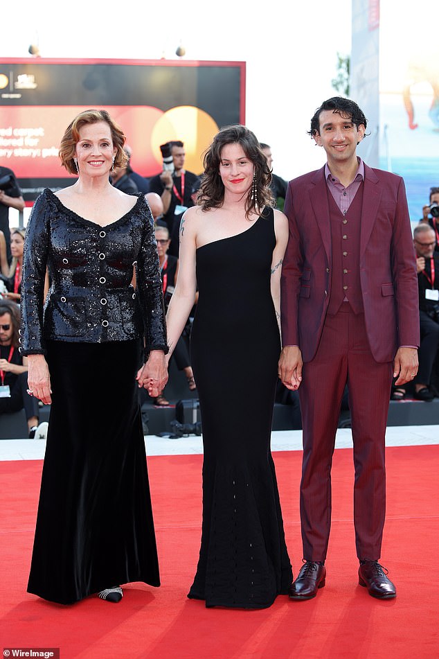 تزوجت سيجورني من والد شار، جيم سيمبسون، منذ عام 1984. ورحبا بشير في عام 1990