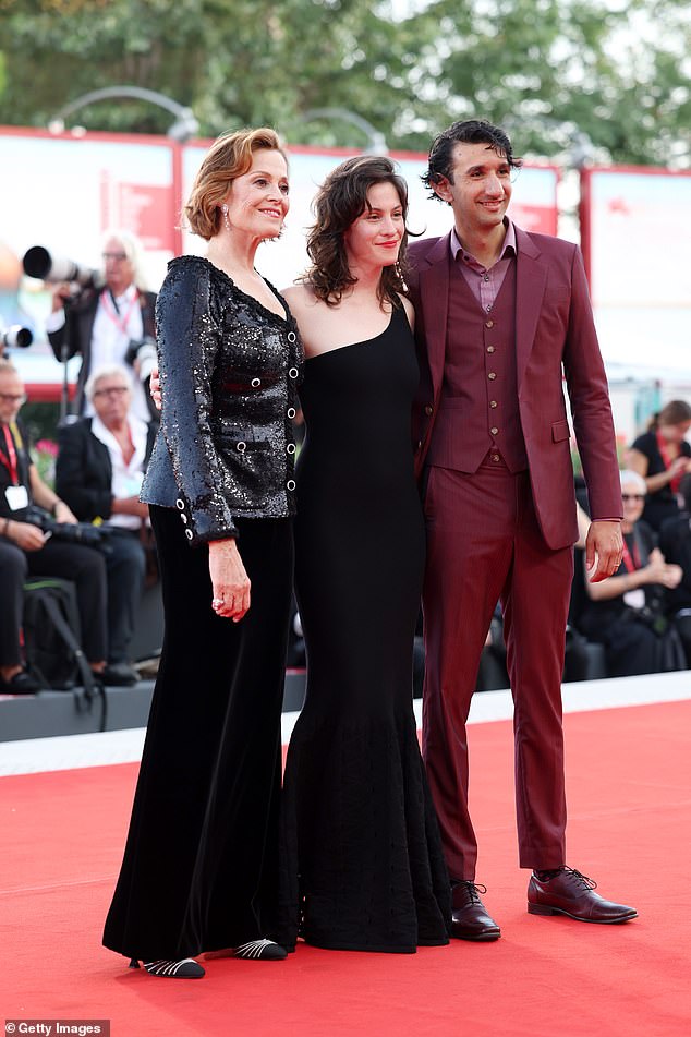 ارتدت شار فستانًا أسودًا أنيقًا بكتف واحد مع أقراط من الخرز وشفتين حمراء جريئة