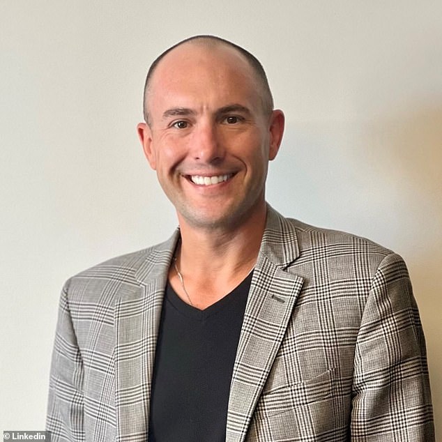 عمل صهر فيليبس، ستراند كونوفر، وهو شريك في وكالة WME، كوكيل لكل من أفليك وخطيب لوبيز السابق أليكس رودريجيز