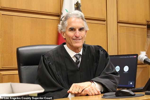 تم تعيين قاضي المحكمة العليا لمقاطعة لوس أنجلوس برادلي إس فيليبس للإشراف على القضية