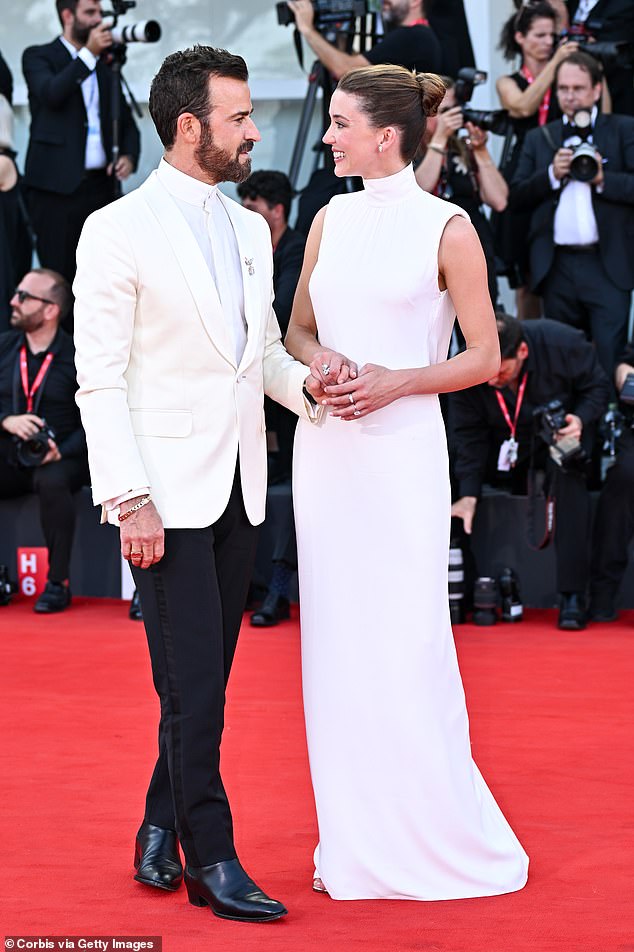 تبادل الزوجان نظرة حنونة