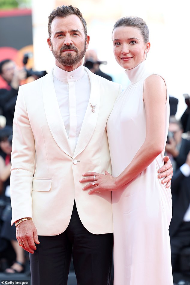 ارتدى الثنائي اللون الأبيض في ثاني ظهور كبير لهما على السجادة الحمراء، حيث قاما بالترويج لفيلمه الجديد Beetlejuice Beetlejuice في الحدث