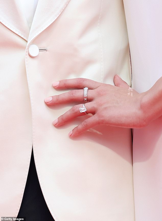 أظهرت نيكول خاتمًا ألماسيًا ضخمًا في إصبعها