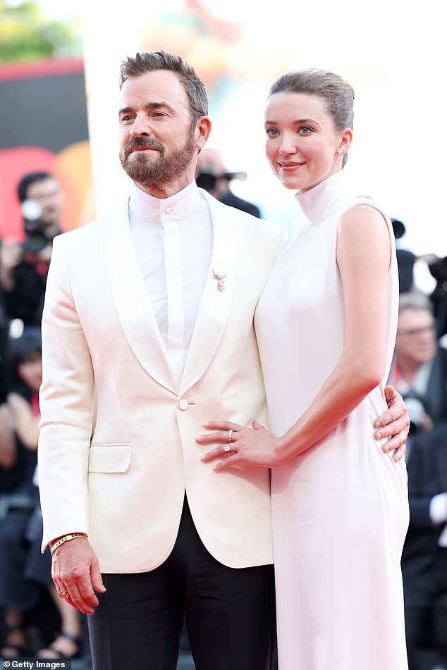 تألقت نيكول بفستان أبيض بلا أكمام من أكريس أظهر ذراعيها المشدودتين