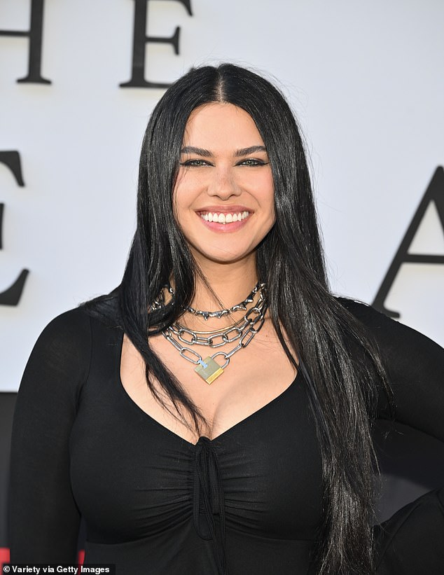 لقد زينت نفسها بقلادة فريدة من نوعها على شكل قفل وسلسلة