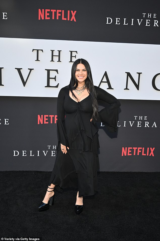 اختارت جيس آدامز، 33 عامًا، إطلالة قوطية بفستان أسود فضفاض وكعب سميك