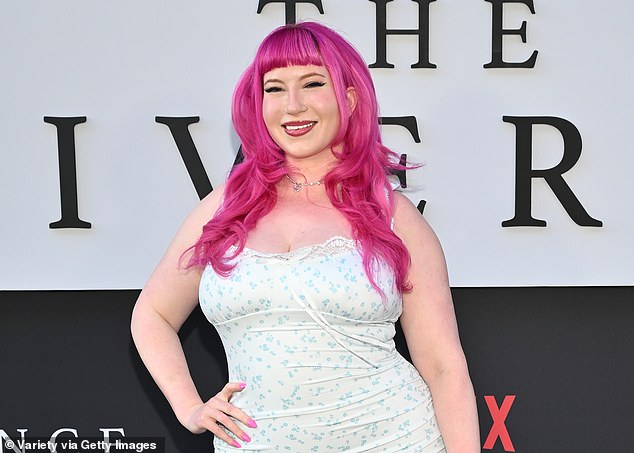 نسقت مظهرها مع إكسسوارات وردية متناسقة