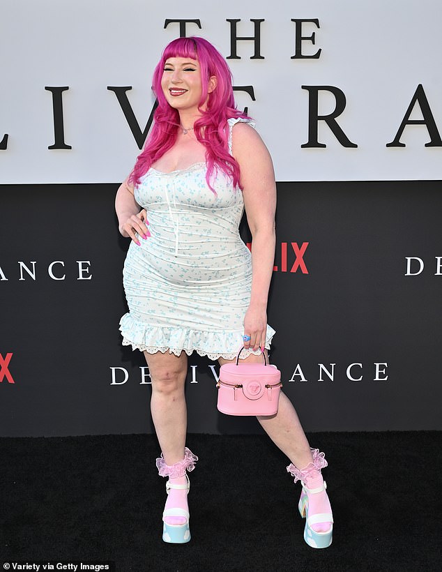 ارتدت كاسيا زاريك فستانًا قصيرًا مجعدًا وشعرًا ورديًا لامعًا