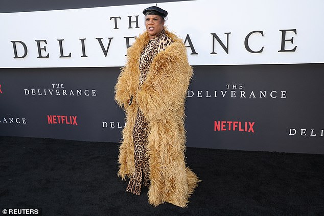 ارتدت السيدة لورانس، البالغة من العمر 41 عامًا، معطفًا فخمًا فوق زي الفهد