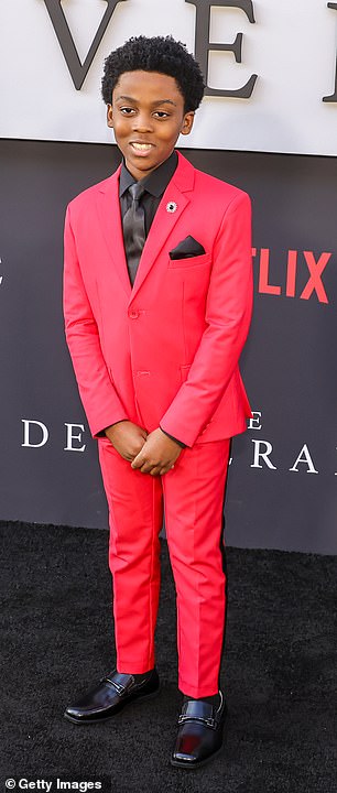 ارتدى أنتوني ب. جينكينز إطلالة حمراء مع قميص أسود وربطة عنق