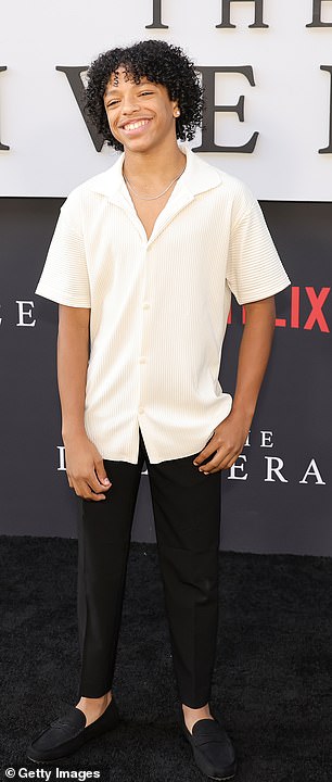 ارتدى إليس هوبز الرابع قميصًا أبيض قصير الأكمام وأزرارًا وبنطلونًا أسود