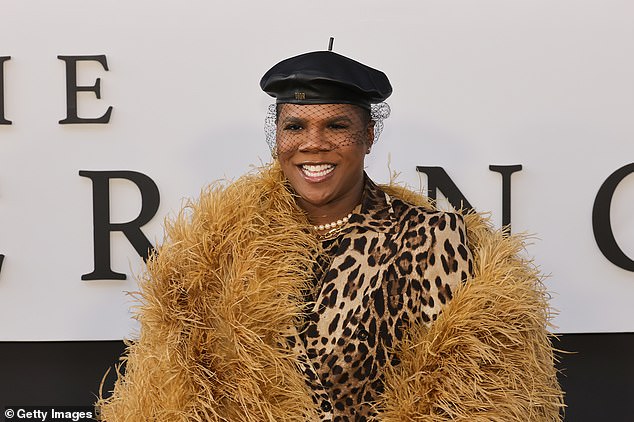 تم استكمال المظهر بقبعة سوداء