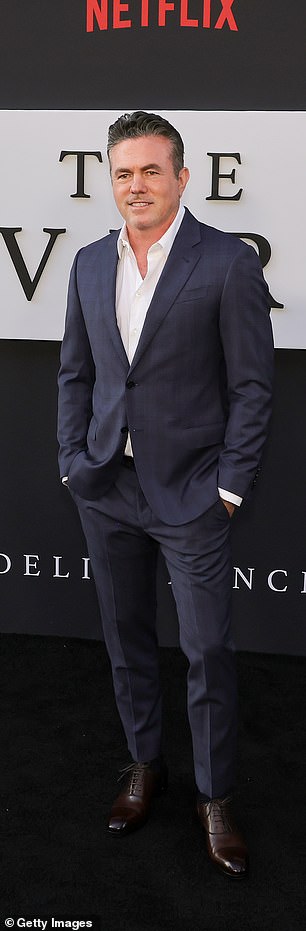 كما ارتدى تاكر تولي، 56 عامًا، ملابس رسمية لهذه المناسبة