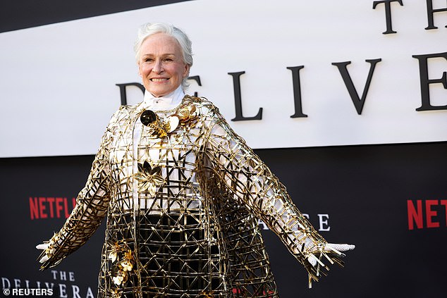 تم تثبيت شعرها الفضي إلى الخلف