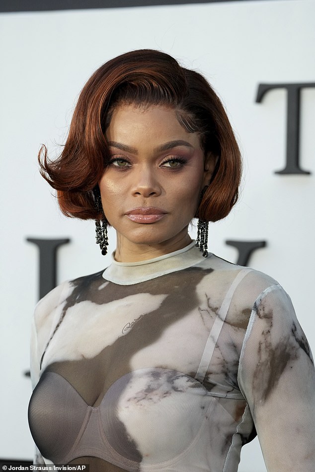 كانت ترتدي فستانًا رقيقًا بظل أحمر يتناسب مع شعرها